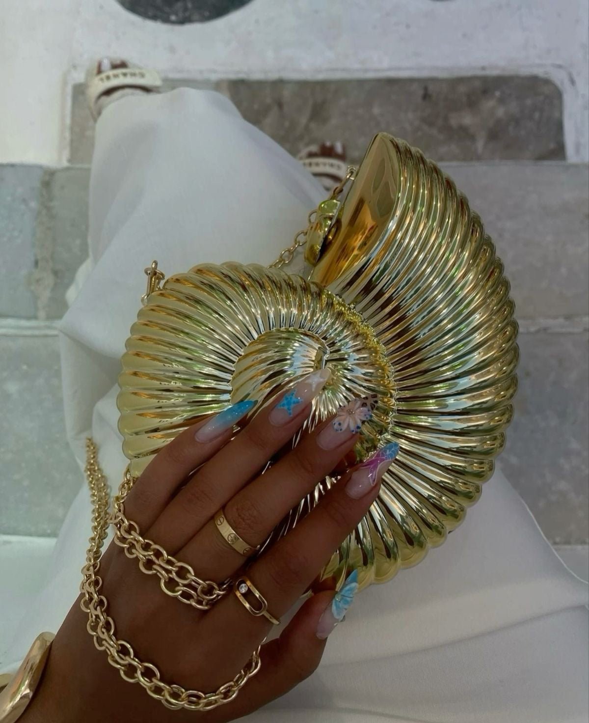 KAIA - BOLSO CLUTCH EN FORMA DE CONCHA
